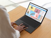 Der 12,5 Zoll Surface Laptop wird deutlich günstiger als die älteren Modelle, das Einsteiger-Modell ist aber nicht besonders gut ausgestattet. (Bild: Microsoft)