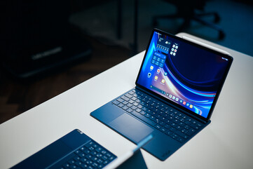 Produktiver Sidekick: Sobald das Yoga Tab Plus Gen 2 auf dem Tastatur-Cover platziert wird, verwandelt es sich optisch wie funktional in ein kompaktes 13-Zoll-Notebook für Büro und Uni.