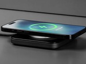 Um ein Apple iPhone mit 15 Watt drahtlos zu laden, wird derzeit zwingend ein MagSafe-Ladegerät vorausgesetzt. (Bild: Nomad)