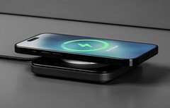 Um ein Apple iPhone mit 15 Watt drahtlos zu laden, wird derzeit zwingend ein MagSafe-Ladegerät vorausgesetzt. (Bild: Nomad)