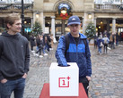 OnePlus lässt seine Fans in London raten, was sich in der Box verbirgt. Ein OnePlus 5T im Sandstone-Look?