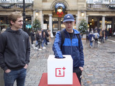 OnePlus lässt seine Fans in London raten, was sich in der Box verbirgt. Ein OnePlus 5T im Sandstone-Look?