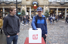 OnePlus lässt seine Fans in London raten, was sich in der Box verbirgt. Ein OnePlus 5T im Sandstone-Look?