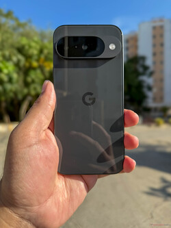 Google Pixel 10 in Obsidian
