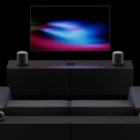 Der Apple TV 4K der vierten Generation verbindet sich mit bis zu vier HomePods – doppelt so vielen wie bei früheren Modellen, deren Stereowiedergabe auf zwei Lautsprecher begrenzt war.