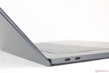 Deckel im maximalen Winkel von ~140 Grad geöffnet