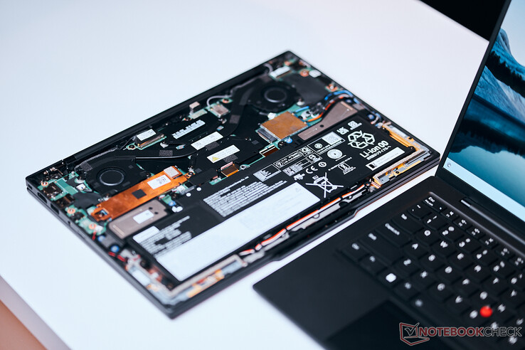 ThinkPad X1 2024: Neues internes Layout mit zwei größeren Lüftern