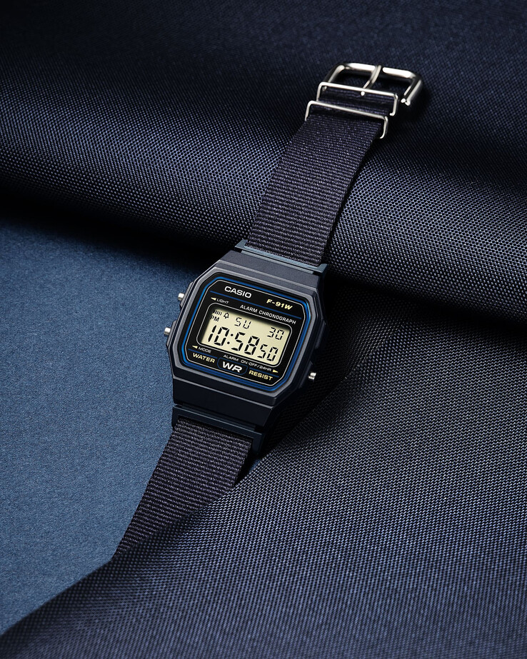 Casio F-91WF-2A mit marineblauem Stoffarmband