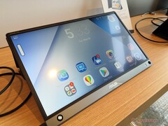 Dank des Touchscreens eignet sich der ZenScreen jetzt auch für Smartphones. (Bild: Notebookcheck)