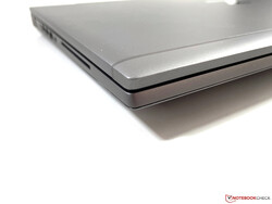 Die untere Abdeckung sitzt nicht überall bündig.