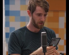 Der bekannte Tech-Youtuber Linus nutzt es bereits, vom Asus ROG Phone 3 ist nun auch das erste offizielle Renderbild zu sehen.