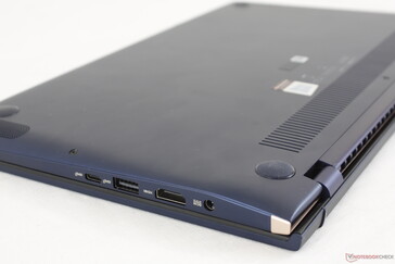 Leicht aufgerauhte Oberflächen von oben nach unten. Fingerabdrücke zeigen sich recht deutlich, besonders auf dem Außendeckel.