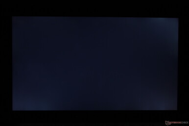 Schwaches, ungleichmäßiges Backlight-Bleeding in den Ecken