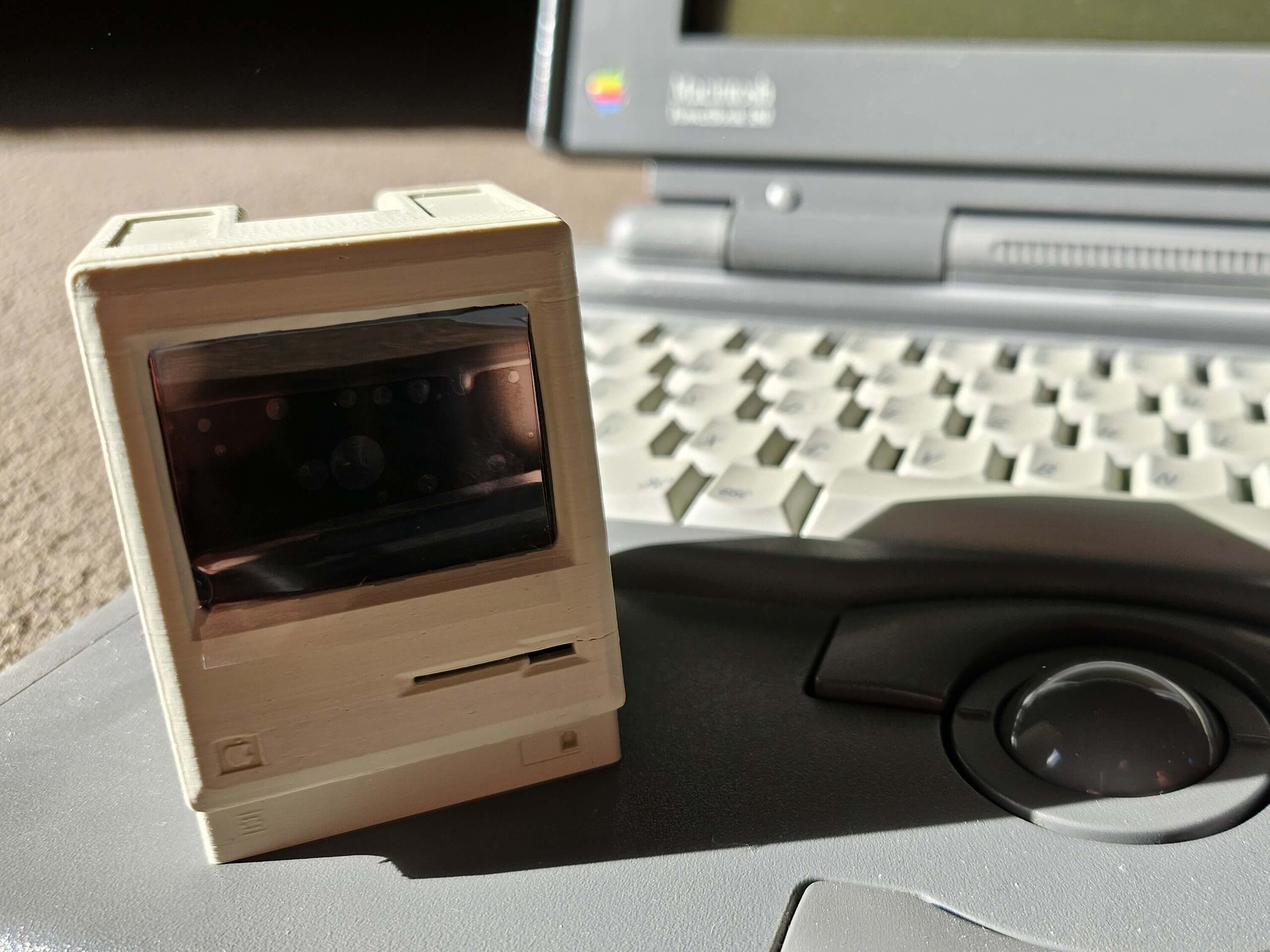 Der Pico Mac Nano ist nur 6 cm hoch, wie der Vergleich mit dem Powerbook 180 im Hintergrund zeigt (Bildquelle: Marc Zander, Notebookcheck)