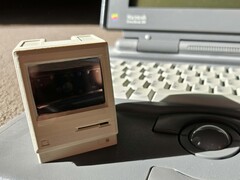 Der Pico Mac Nano ist nur 6 cm hoch, wie der Vergleich mit dem Powerbook 180 im Hintergrund zeigt (Bildquelle: Marc Zander, Notebookcheck)