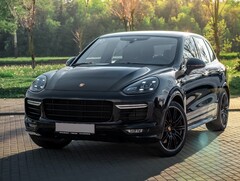 Der hier zu sehende Porsche Cayenne könnte seine Position als Topmodell bald an einen neuen Elektro-SUV aus Zuffenhausen verlieren (Bild: Ivan Kazlouskij)