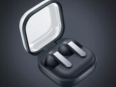 Die Samsung Galaxy Buds4 Pro setzen auf ein neues Design mit teilweise transparenter Ladehülle.