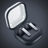 Die Samsung Galaxy Buds4 Pro setzen auf ein neues Design mit teilweise transparenter Ladehülle.