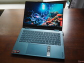 Das Lenovo Yoga 7 14 bietet in vielerlei Hinsicht mehr als das ähnlich teure MacBook Neo