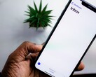 Hand hält ein iPhone mit geöffnetem E-Mail-Posteingang