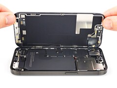Den Akku eines iPhone 14 Pro tauschen zu lassen, kostet jetzt immerhin 10 Euro weniger. (Bild: iFixit)