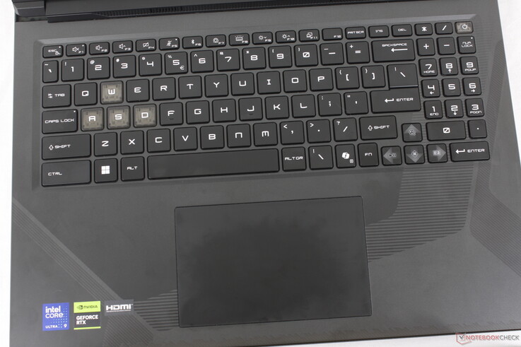 Identische Tastatur und Clickpad (~13 x 8,3 cm) wie beim Crosshair 16 HX