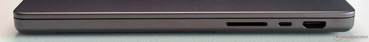 Rechts: SD-Kartenleser, USB-C 4.0 mit Thunderbolt 5 (120 GBit/s, DisplayPort 2.1, Power Delivery), HDMI