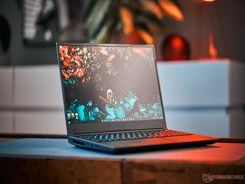 Schenker XMG Neo 16 E23 im Laptop-Test: Mit RTX 4090 auf den Gaming-Thron