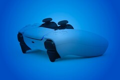 Der DualSense-Controller bietet einen etwas eigenwilligen Look, dafür aber umso spannendere Features. (Bild: Sony)