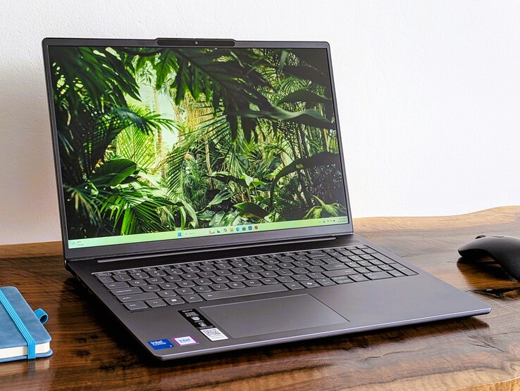 Lenovo IdeaPad Slim 5 16IRH10 in der Farbvariante Luna Grey.