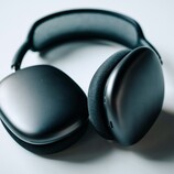 Die Apple AirPods Max können teilweise durch eine Stunde im Gefrierschrank repariert werden. (Bildquelle: Sam Grozyan)