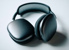 Die Apple AirPods Max können teilweise durch eine Stunde im Gefrierschrank repariert werden. (Bildquelle: Sam Grozyan)