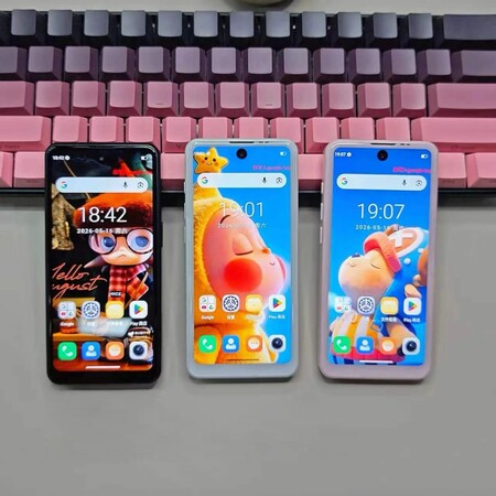 Bluefox Aura A1 Frontdisplay mit Lochkamera und weiß-schwarzen Einfassungen.