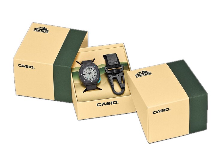 Verpackung der Casio Pro Trek PRJ-01AE-8 mit der Uhr und dem mitgelieferten Karabinerhaken in einer geöffneten Schachtel