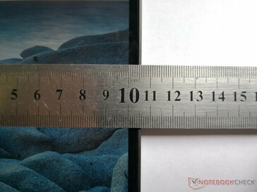 Die geringe Grundfläche hat das Latitude 5300 2-in-1 den schmalen Displayrändern zu verdanken