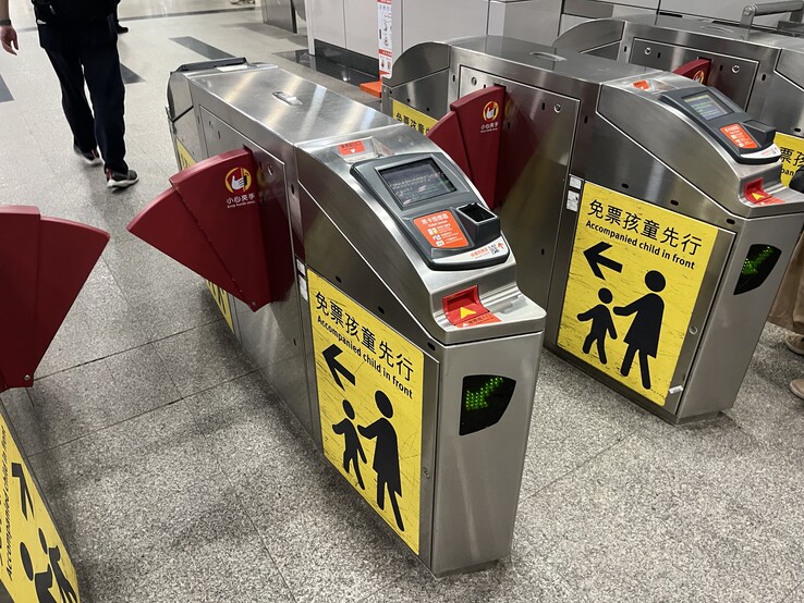 Die QR-Code-Leser am Ticketgate sind recht schnell. Mit Übung muss man nicht allzu stark abbremsen.