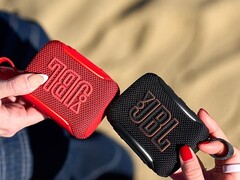 Mit der AirTouch-Funktion des JBL Go 5 lassen sich zwei Lautsprecher koppeln, indem sie einfach kurz aneinandergehalten werden
