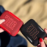 Mit der AirTouch-Funktion des JBL Go 5 lassen sich zwei Lautsprecher koppeln, indem sie einfach kurz aneinandergehalten werden