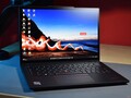 Das ThinkPad X13 Yoga Gen 4 wird im Convertible-Deal bei Lenovo mit 15% Rabatt angeboten (Bildquelle: Benjamin Herzig)