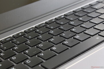 Der Tastenhub ist überraschenderweise größer und das Feedback deutlicher als bei den meisten anderen Ultrabooks