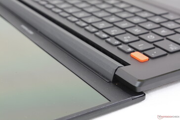 Das Display kann um volle 180 Grad geöffnet werden. Zufriedenstellende Scharniersteife – die Scharniere wackeln nur minimal, was zum Teil daran liegt, dass der Deckel so leicht und anfällig für Verformungen ist