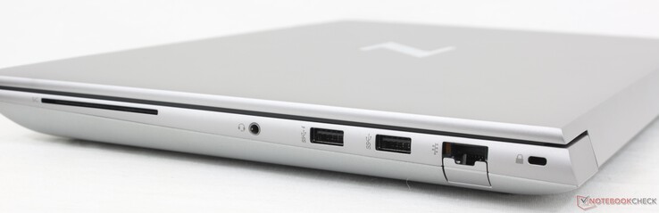 Rechts: SmartCard-Leser, 3,5-mm-Klinkenanschluss, 2x USB-A 5 Gbps, RJ-45 1 Gbps, Nano-Lock
