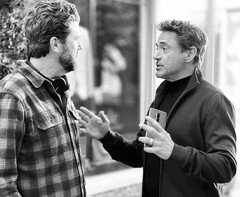 Das OnePlus 8 Pro, hier in der Hand des Markenbotschafters Robert Downey Jr., soll am 15. April starten.