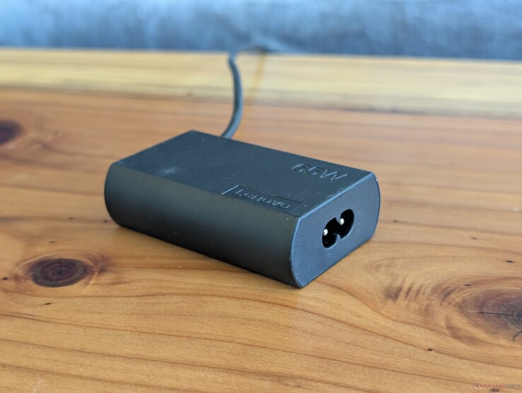 USB-C-Netzteil mit 65 Watt, das dem Lenovo ThinkPad X1 2-in-1 Gen 11 beiliegt. Zum Anschluss an eine Steckdose wird ein separates Netzkabel benötigt, während das USB-C-Kabel am anderen Ende fest integriert ist