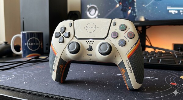 Ein weiterer DualSense Wireless-Controller in der Starfield Limited Edition, entwickelt von Gemini
