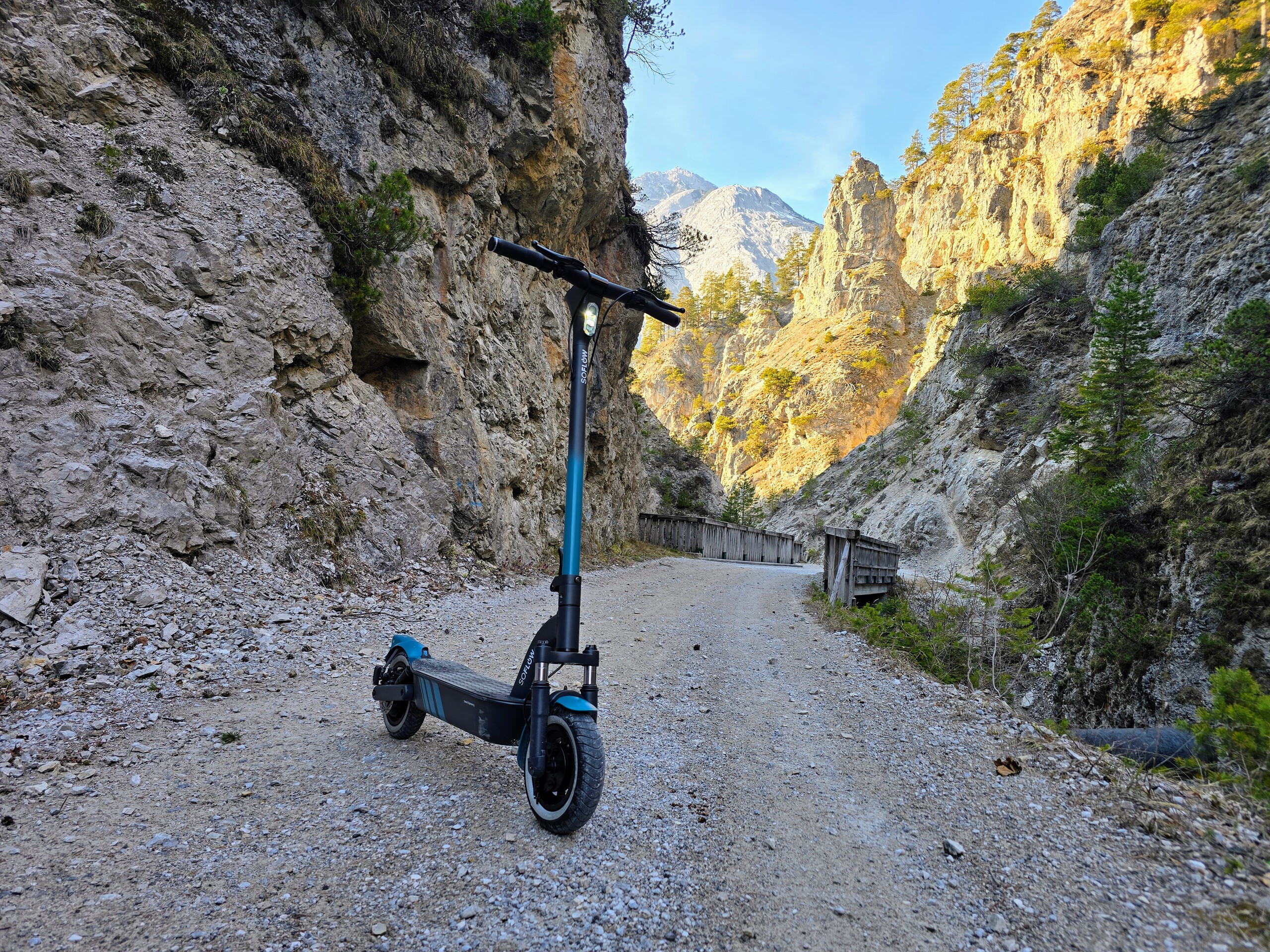 Der SoFlow SO4 Pro Max erklimmt auch steile Berge.