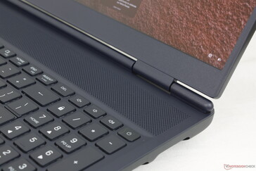 Die Einschalttaste lässt sich mit größerem Kraftaufwand drücken als die anderen Tasten der Tastatur