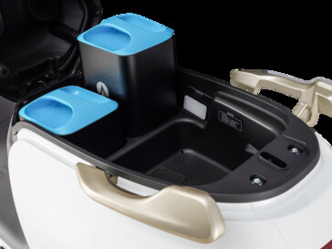 Die zwei Akkus können zum Laden oder Tauschen entnommen werden