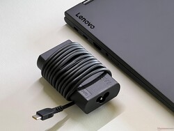 Kompaktes 65-Watt-Netzteil