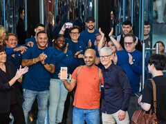 Tim Cook feiert den Marktstart der neuesten Generation von iPhone, Apple Watch und AirPods Pro mit Kund:innen und Teammitgliedern in Apple Fifth Avenue in New York (Bild: Apple).